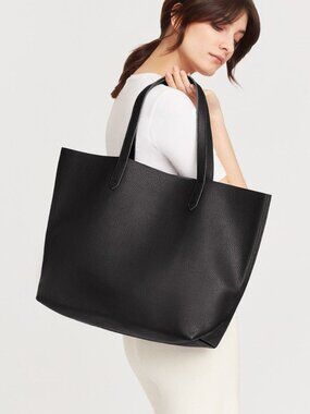 Cuyana Classic Leather Tote in Black